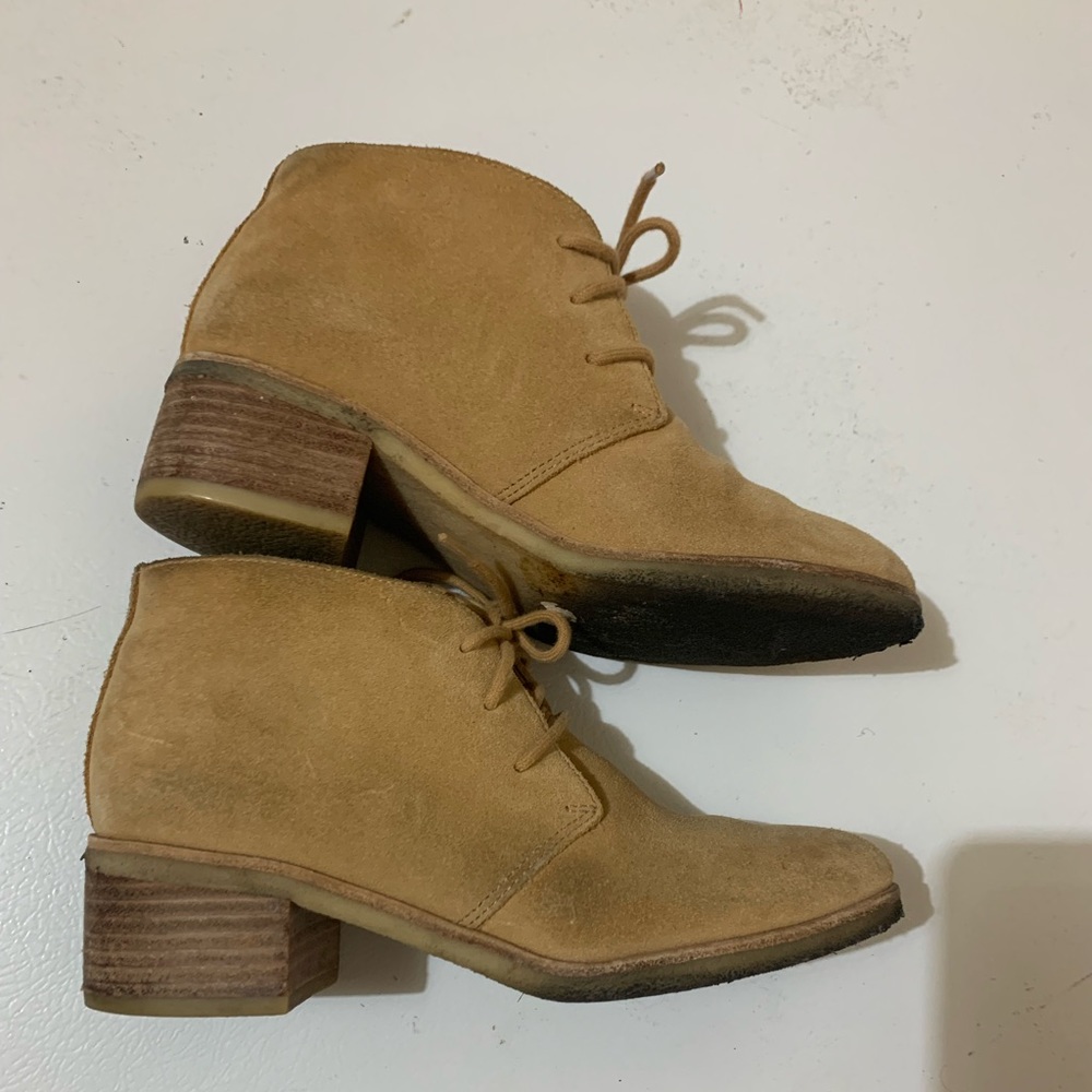 Clarks suede boot